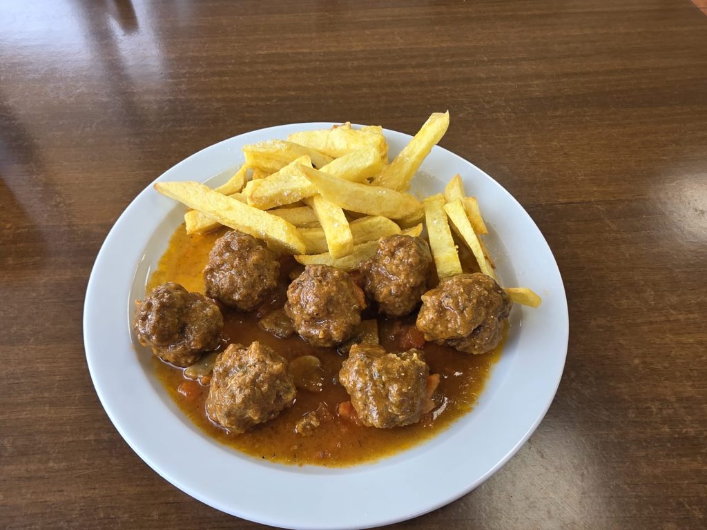 Albondigas Con Patatas Bar Tres Mundos Calvia 1024x768