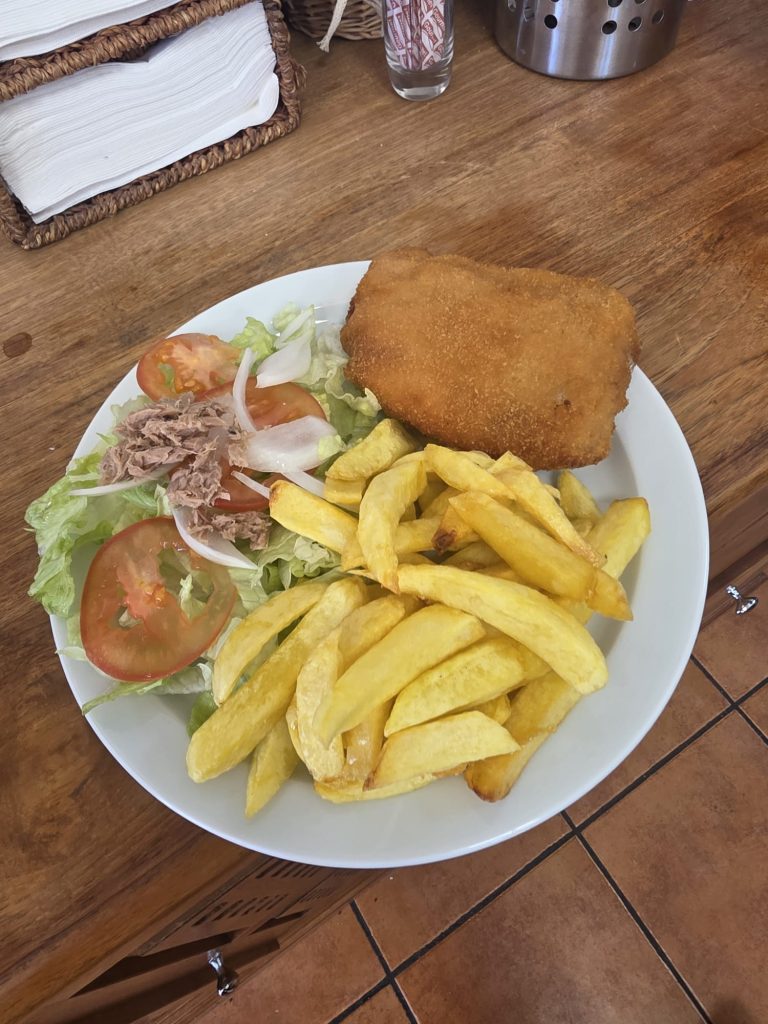 Escalopa De Pollo Con Patatas Y Ensalada Bar Tres Mundos Son Bugadelles Calvia 768x1024