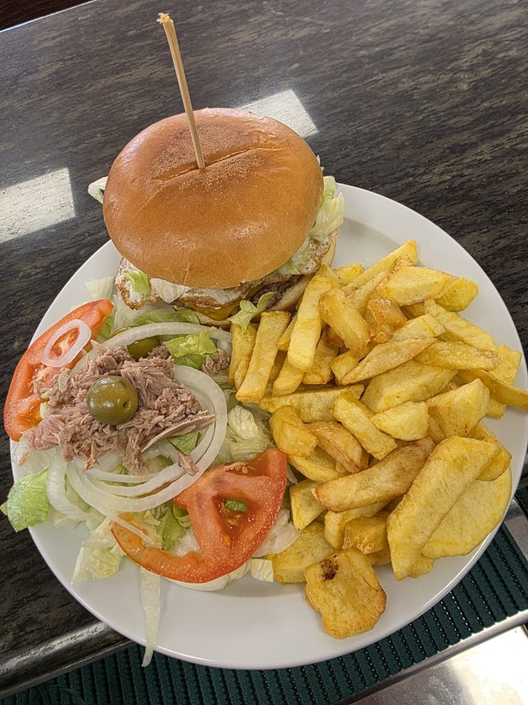 Hamburguesa Con Patatas Y Ensalada Bar Tres Mundos Son Bugadelles Calvia 768x1024